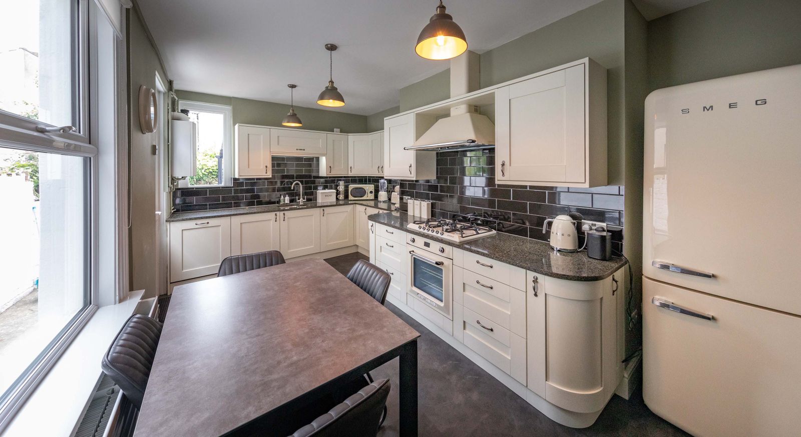 Complete kitchen with a warm white cabinet finish